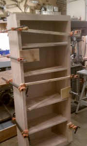 Clamping the bookshelf during gluing